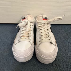 NIKE COURT LEGACY LIFT